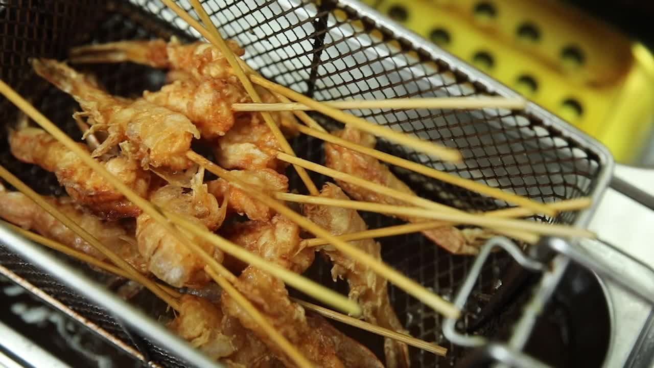 깊은 프라이어에 긴 새우 스피어