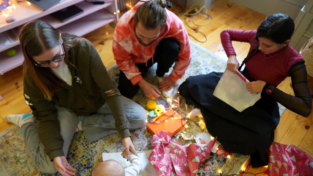 familia desempaquetando regalos juntos