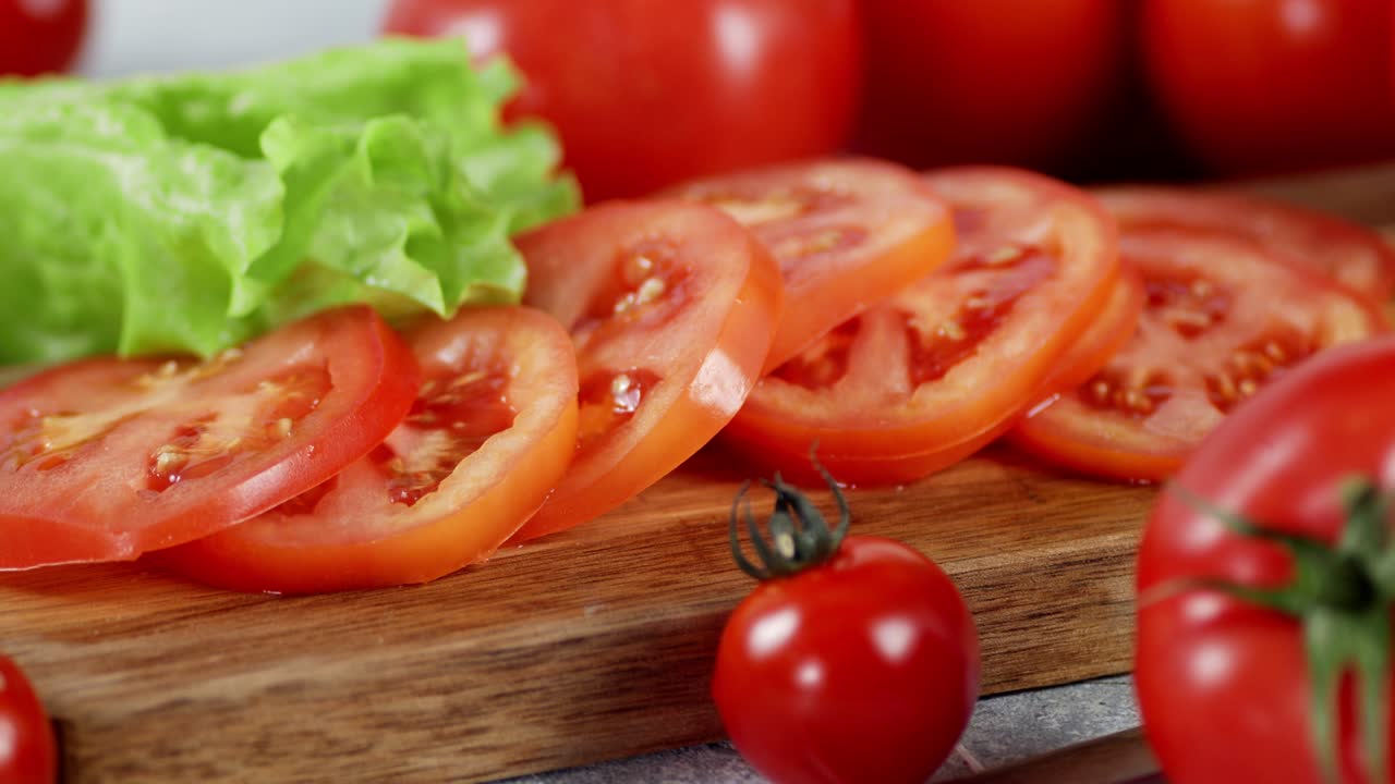 토마토의 둥근 조각은 천천히 회전합니다.