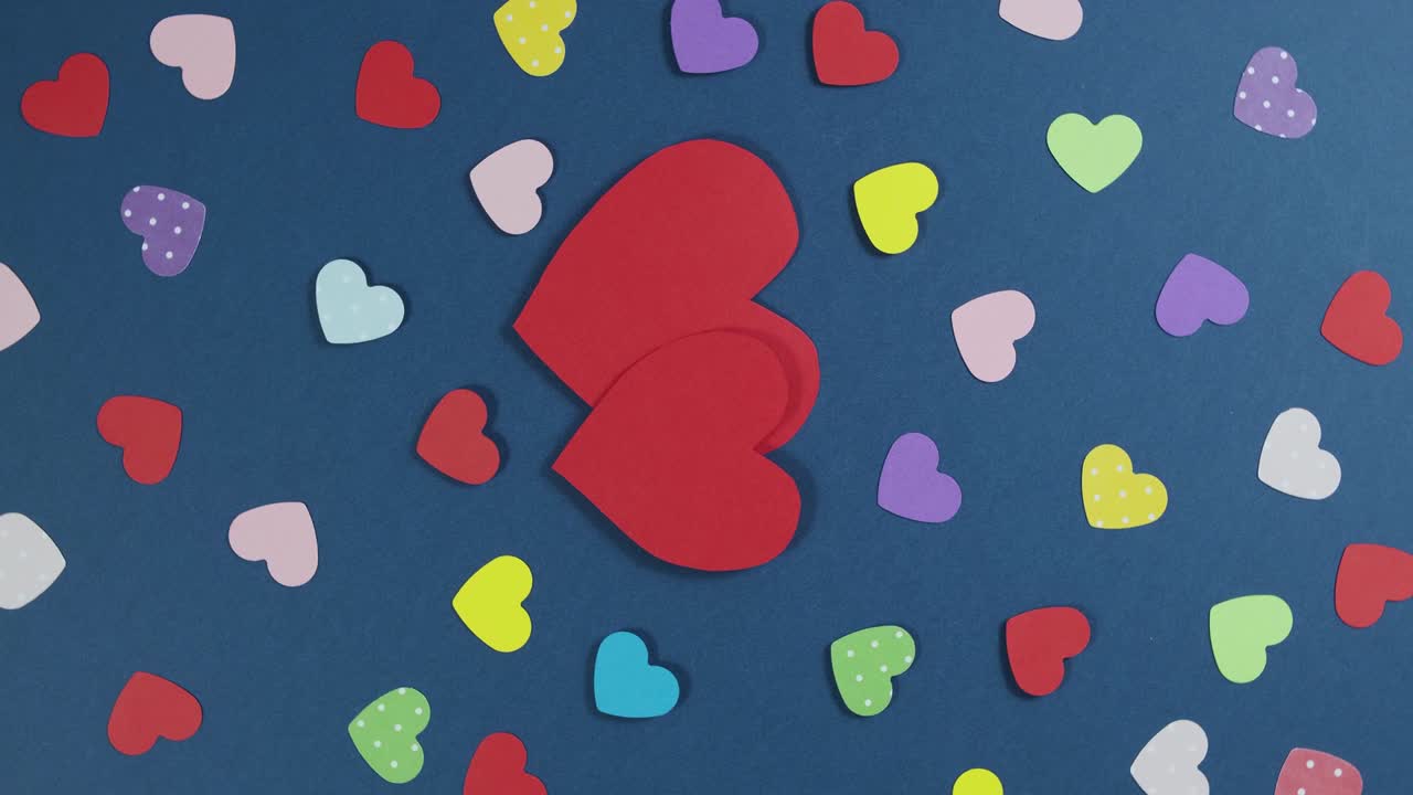 발렌타인 데이 배경의 회전: 다채로운 종이 심장을 가진 휴일 추상 발렌타인의 배경 4k 비디오 영상 사랑 개념