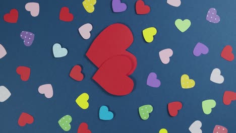 el giro del fondo del día de san valentín. fondo de valentín abstracto de vacaciones con corazones de papel multicolores. imágenes de video 4k. concepto de amor.