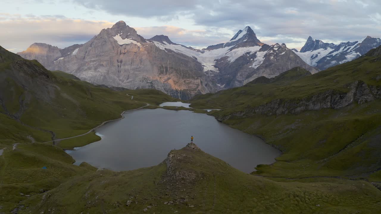 alpes de montaña suizos aéreos, la persona disfruta de la vista, grindelwald