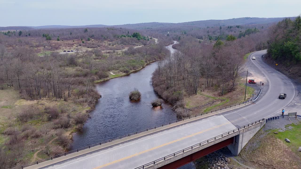 Bro over Blackwater River i Davis, West Virginia i det tidlige forår, USA