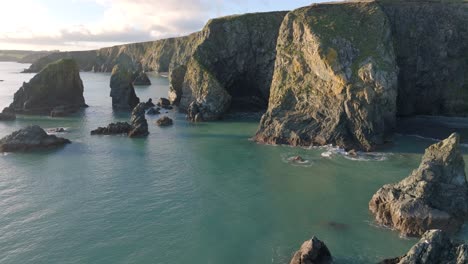 Meereshöhlen,-Meeresstapel,-Klippen-Und-Türkisfarbenes-Wasser,-Kupferküste,-Waterford,-Schönheit-In-Der-Natur