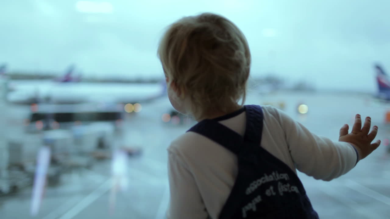 공항에 있는 소년