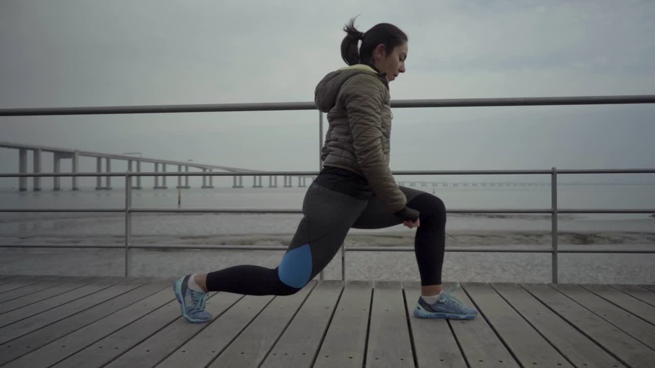 Vista laterale di donna indù concentrata che fa stretching prima dell'allenamento