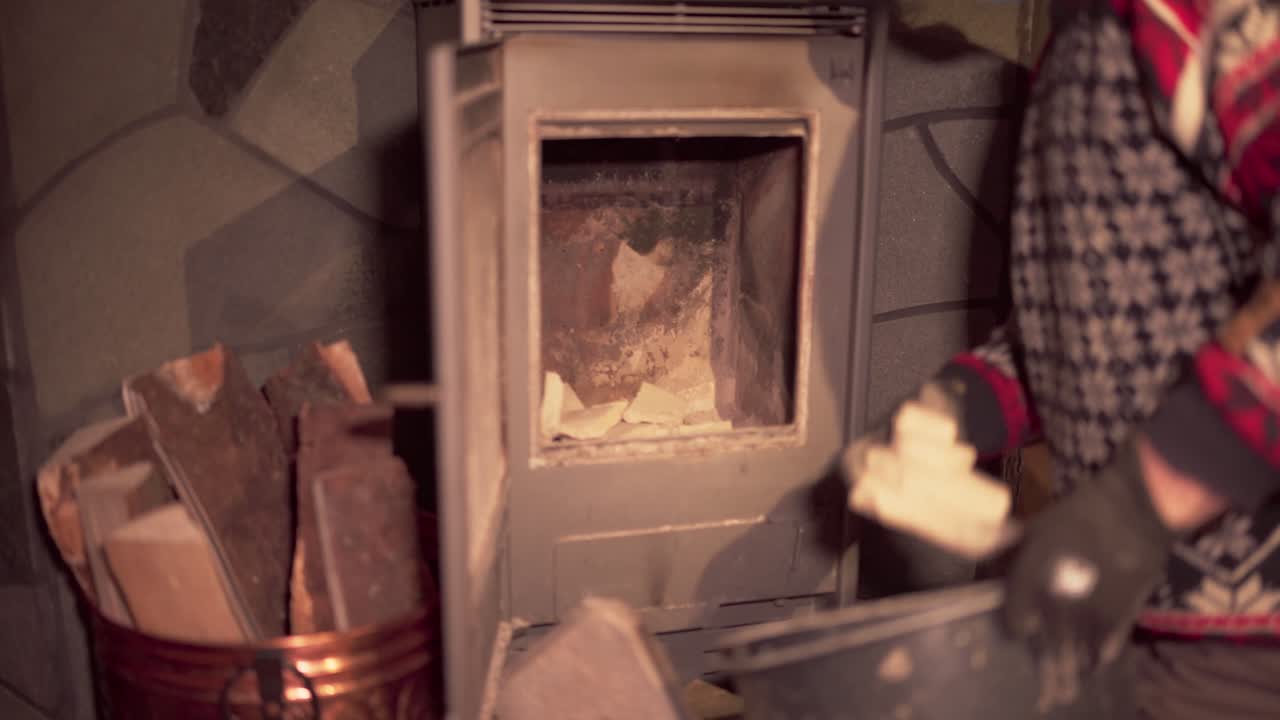 человек, помещающий деревянные кусочки в ведро в индере-фосен, округ тронделаг, норвегия - близко