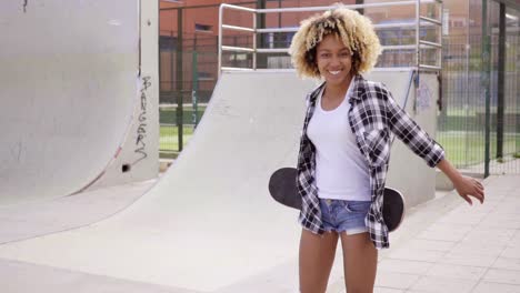 joven carismática sosteniendo una patineta