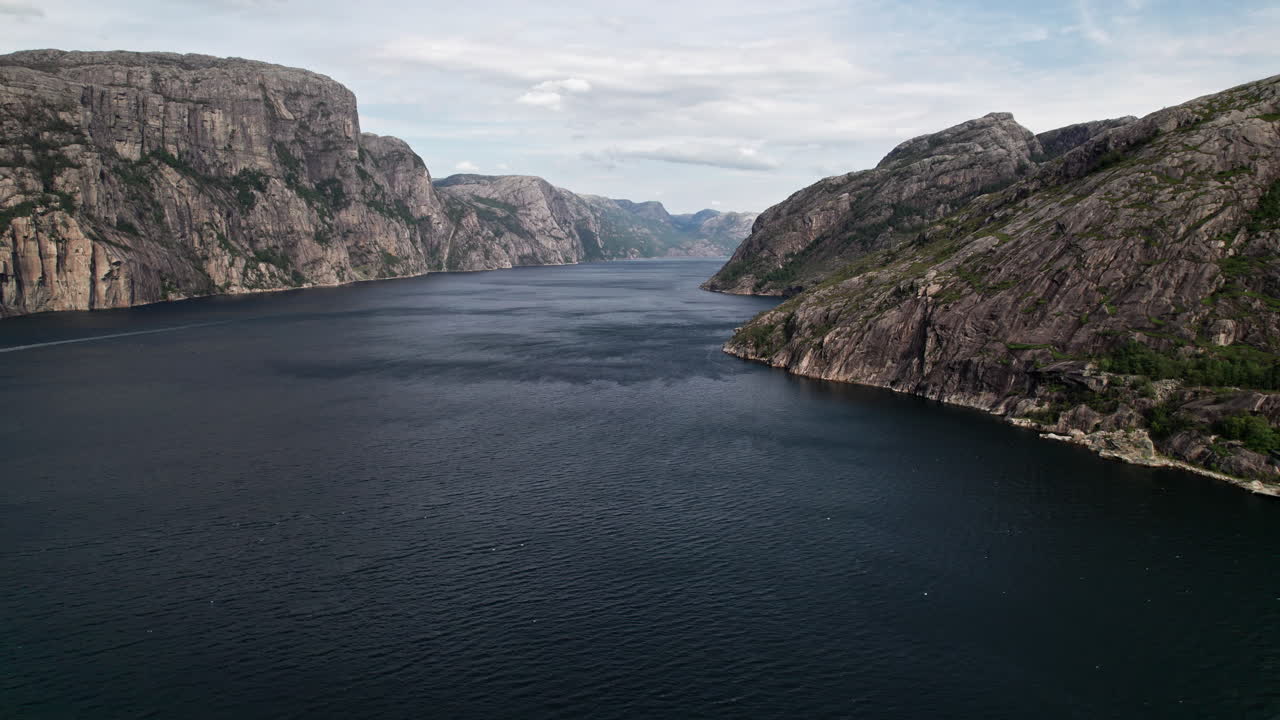 노르웨이 의 리세피오르드 의 바람 에 싸인 물 위 를 는 공중 사진