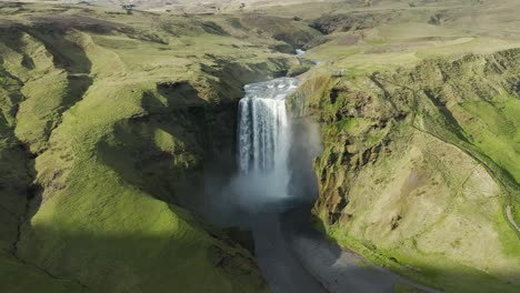 Vista-Impresionante-De-La-Famosa-Cascada-Skógafoss-En-Islandia,-Antena
