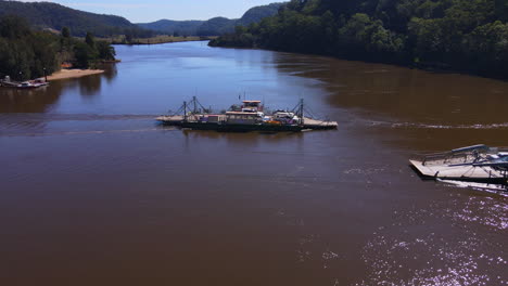 Dos-Transbordadores-Que-Pasan-Por-El-Río-Hawkesbury-Alrededor-De-La-Ciudad-De-Ferry-De-Wiseman-En-Nueva-Gales-Del-Sur