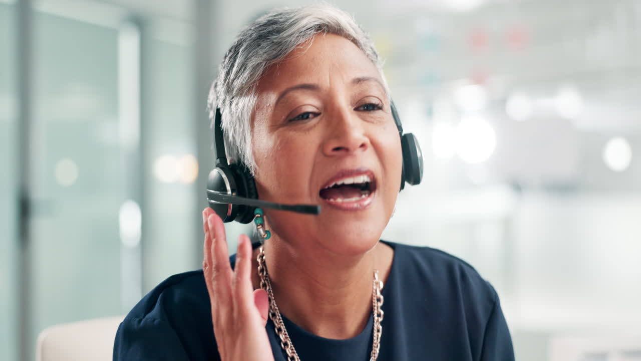 mujer de negocios en una llamada telefónica