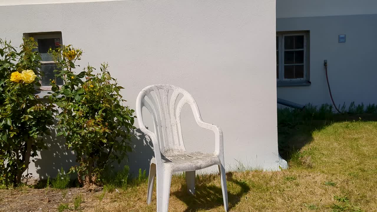 4k 60fps hermosa casa antigua del siglo xix en suecia - toma panorámica y toma de inclinación