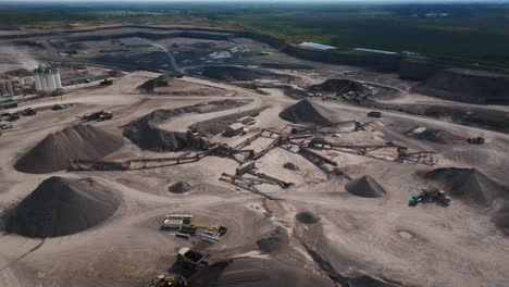 la mina de piedra caliza masiva cortada del paisaje natural canadiense cerca de ottawa, ontario, canadá, con muchas reservas y máquinas que se mueven a lo largo