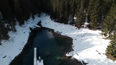 plataforma flotante en el lago caumasee rodeado de nieve cerca de películas en grisons, suiza