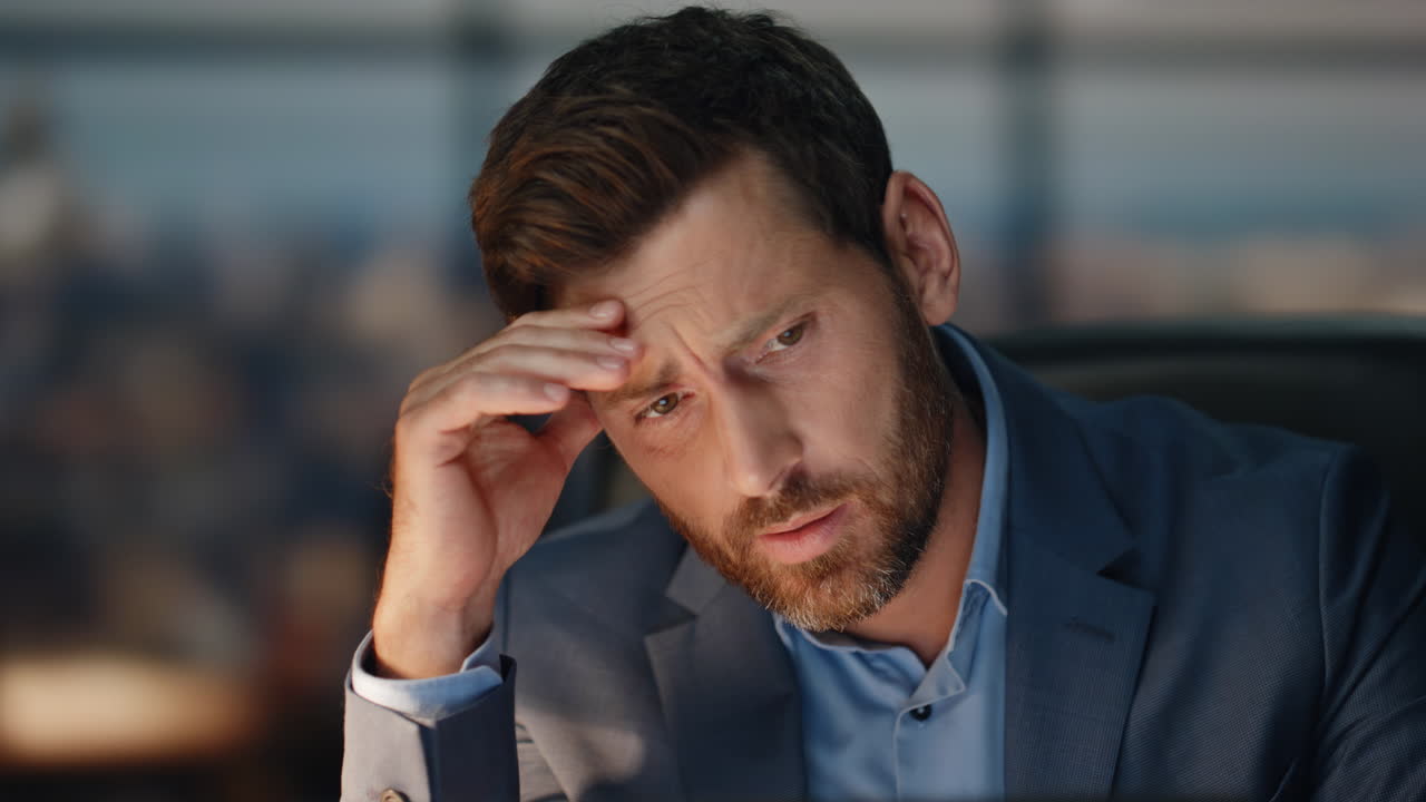 긴장한 직원이 손을 움직이는 저녁 사무실 클로즈업. 사업가가 슬프다