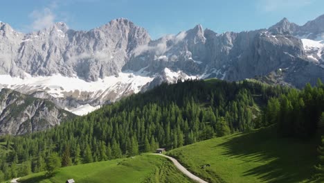 4k drone shot del maestoso ghiacciaio dachstein, styria, austria nelle alpi