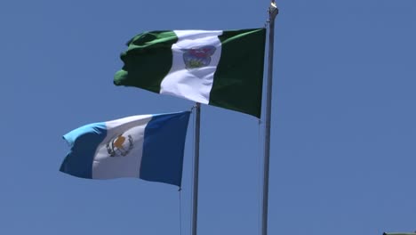 Banderas-De-Guatemala-Y-El-Departamento-De-Sacatepéquez-En-El-Edificio-Del-Ayuntamiento-En-Antigua