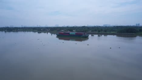 Volar-A-Un-Barco-Contenedor-En-El-Río-Saigón-Desde-Una-Vista-Aérea-En-Un-Día-Soleado