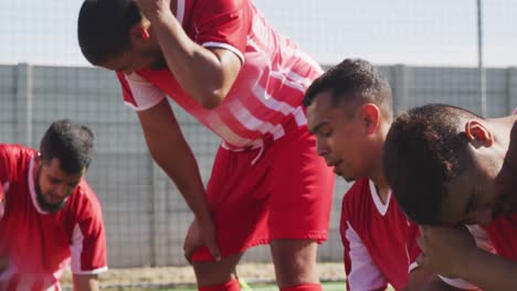 Jugadores-De-Fútbol-Cansados-Después-De-Entrenar-En-El-Campo.