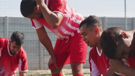 jugadores de fútbol cansados después de entrenar en el campo