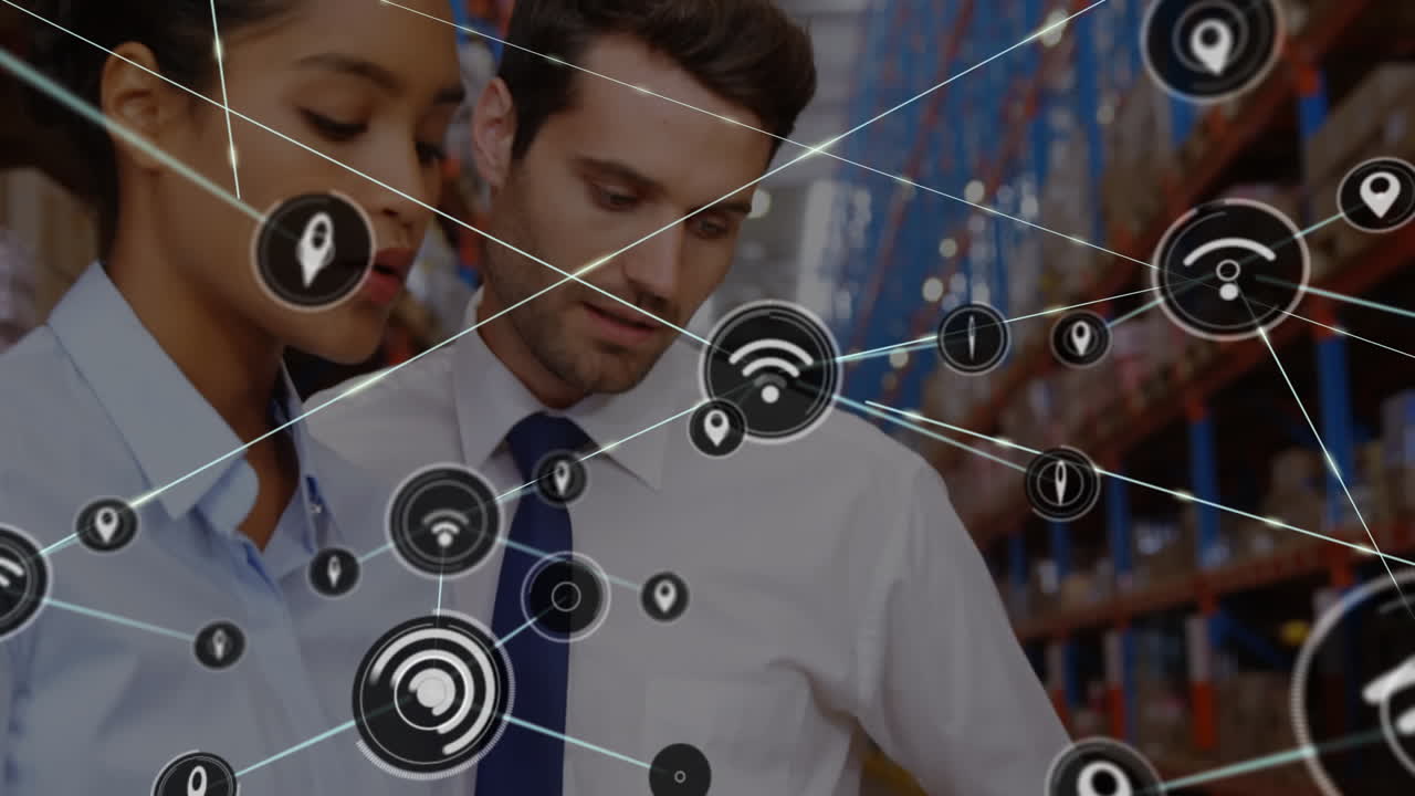 animación de una red de iconos sobre supervisores caucásicos masculinos y femeninos discutiendo en el almacén.