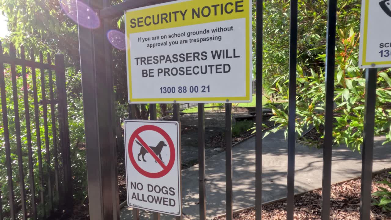 предупреждающие знаки на закрытом входе