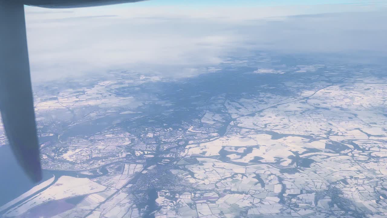 un vuelo de 4 km sobre la nieve en el noroeste de inglaterra sobre ellesmere port liverpool en un avión turbohélice con hélice borroso