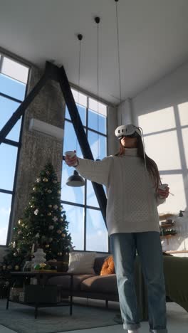 mujer usando auriculares vr en una sala de estar decorada para navidad