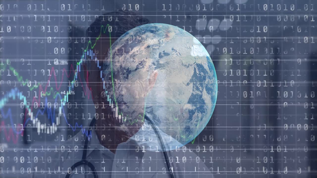 카메라를 보는 백인 남성 의사 위에 금융 그래프, 글로브 및 바이너리 코드의 애니메이션