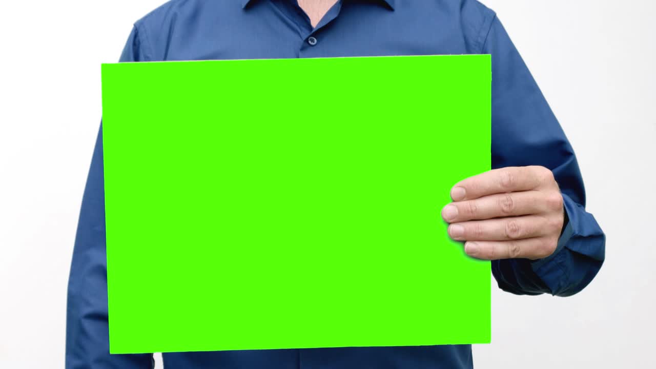 한 사람이 그의 앞에 초록색 스크린을 들고, 그것을 올리고 내려놓습니다.