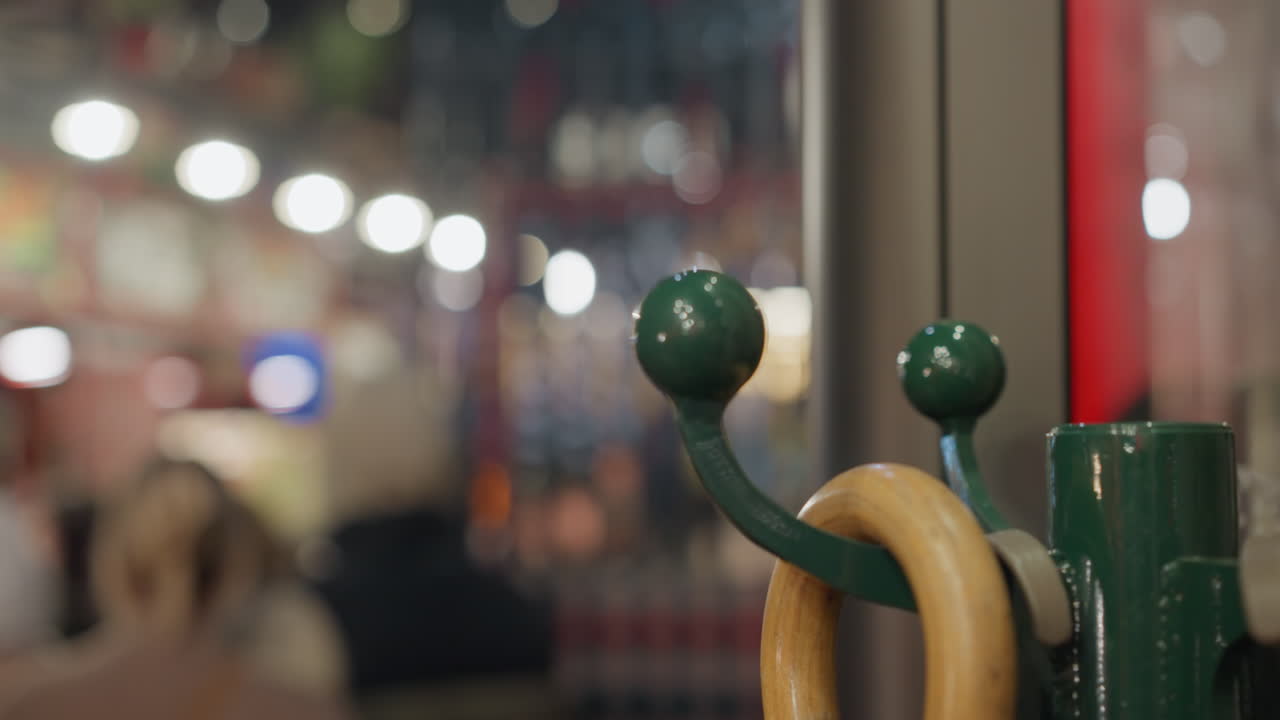 배경 에 있는 사람 들 의 흐릿 한 모습 과 함께 랙 에 있는 검은색 우산 의 잃어버린 시각