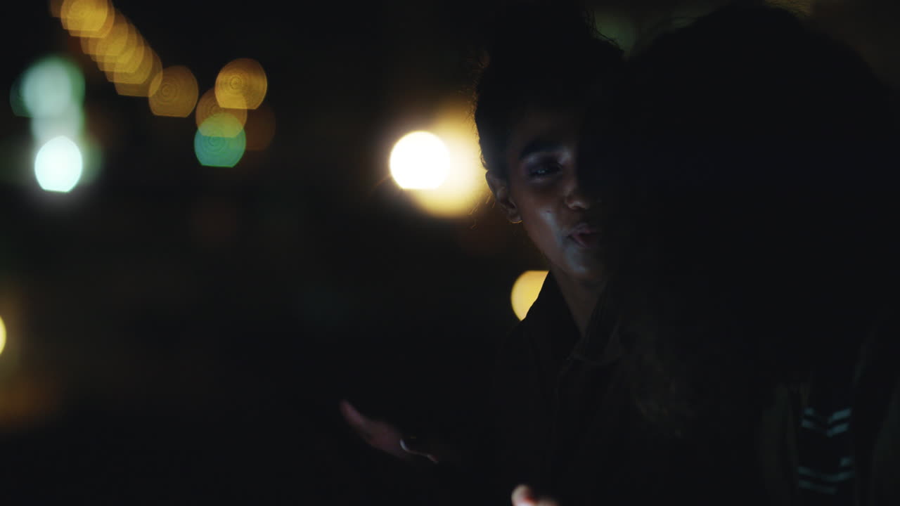 amigos que usan tecnología móvil de teléfonos inteligentes pasando el rato en el techo por la noche disfrutando del fin de semana conversando compartiendo mensajes en las redes sociales