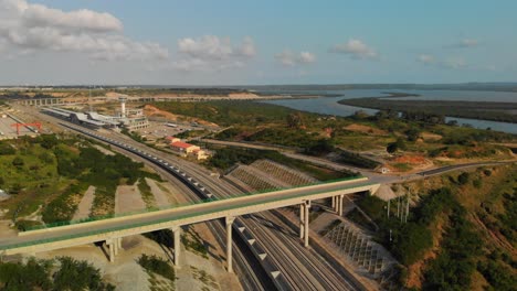 la terminal de tren expreso de madaraka y vías en mombasa, kenia