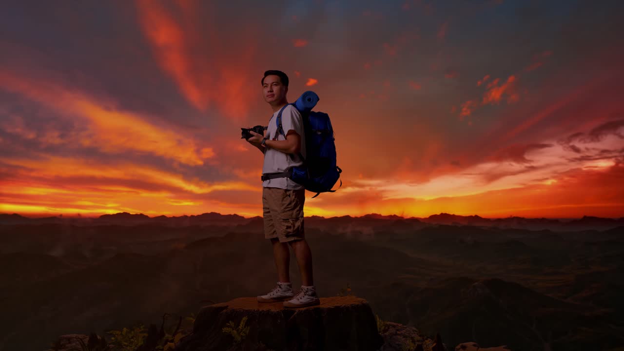 fotógrafo en la cima de una montaña al atardecer