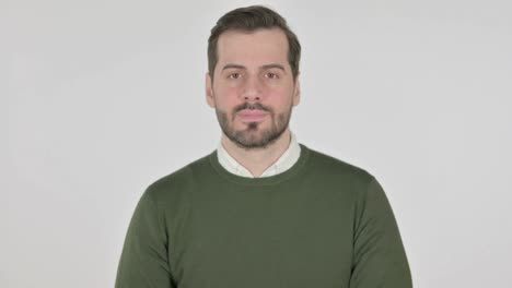 hombre mirando a su alrededor, buscando, fondo blanco