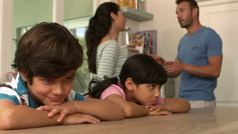 niños tristes escuchando a sus padres discutiendo