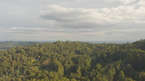 Luftzeitraffer-Einer-Wunderschönen-Natürlichen,-Grünen,-Reichen-Landschaft-Mit-Einer-Flachen-Landmetropole-In-Der-Ferne