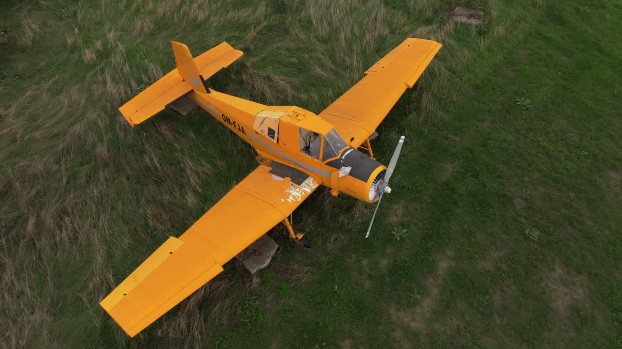 Rekaman drone dari pesawat kuning terbengkalai yang teronggok di padang rumput, Slovakia