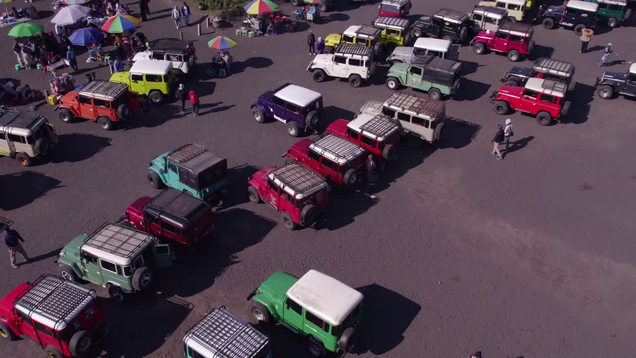 Volcan Bromo avec des jeeps garées à Java oriental, Indonésie