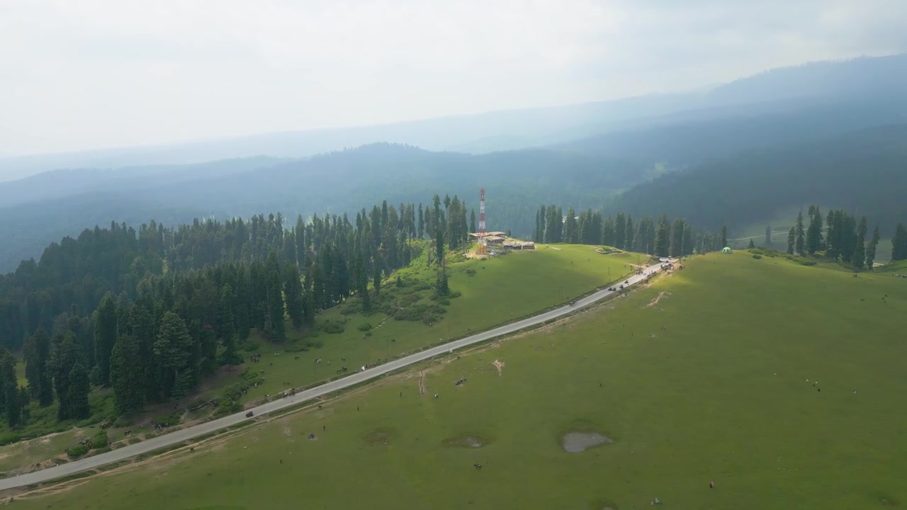 Doodhpathri (Valle del Latte) è una destinazione turistica e una stazione collinare nel territorio dell'Unione indiana di Jammu e Kashmir. Si trova nell'area di Khan Sahab, nel distretto di Budgam.