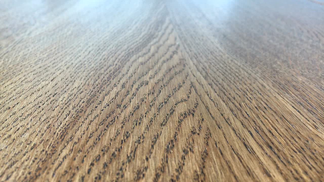 여자 의 손 은 테이블 에서 동전 을 어 낸다