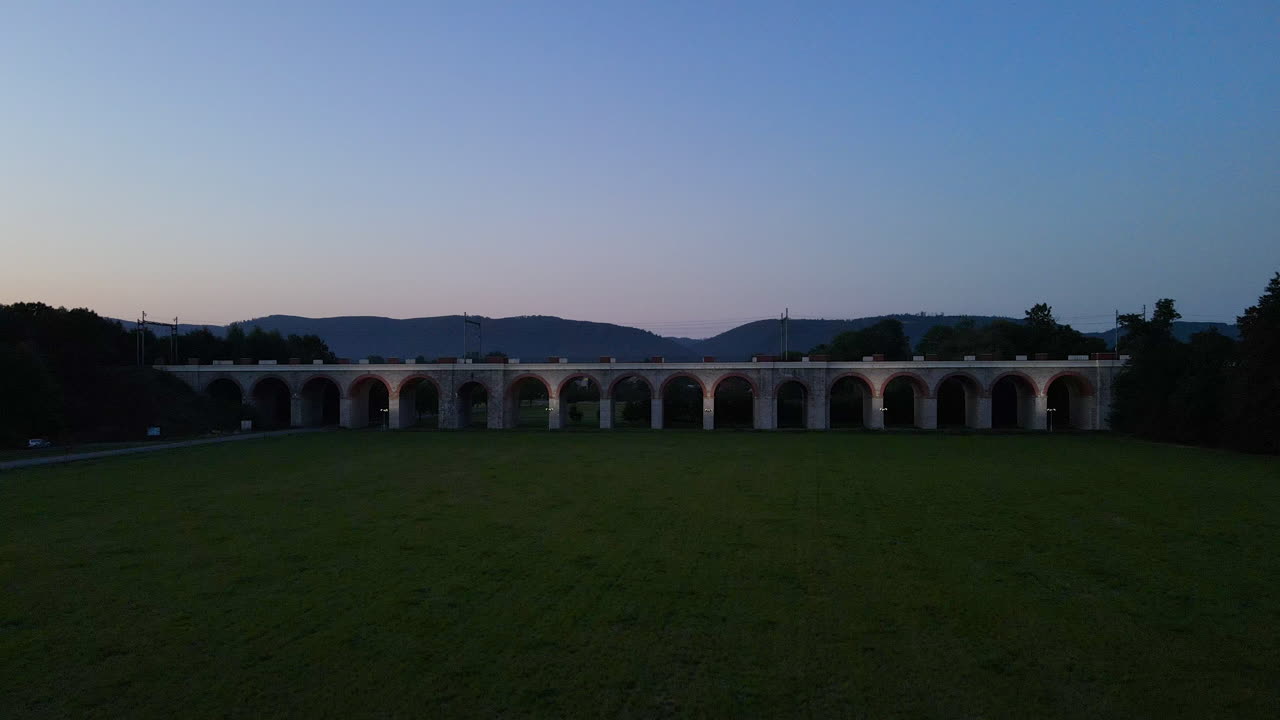 vista del puente ferroviario iluminado durante la vista aérea de la tarde