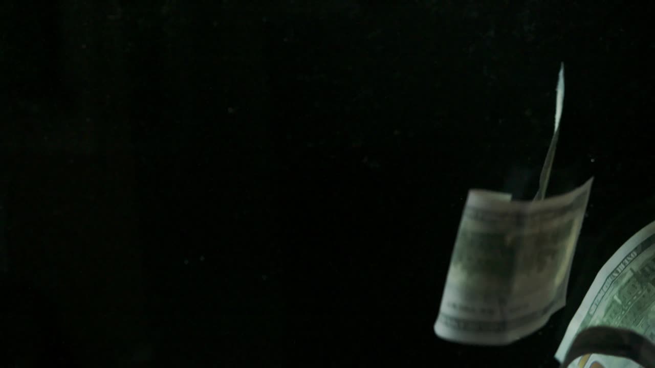 흑색 바탕에 떨어지는 캐나다 달러 지폐, 4k 로 루프가 가능, 고품질의 달러 지폐가 떨어지는 4k 로 러프가 가능