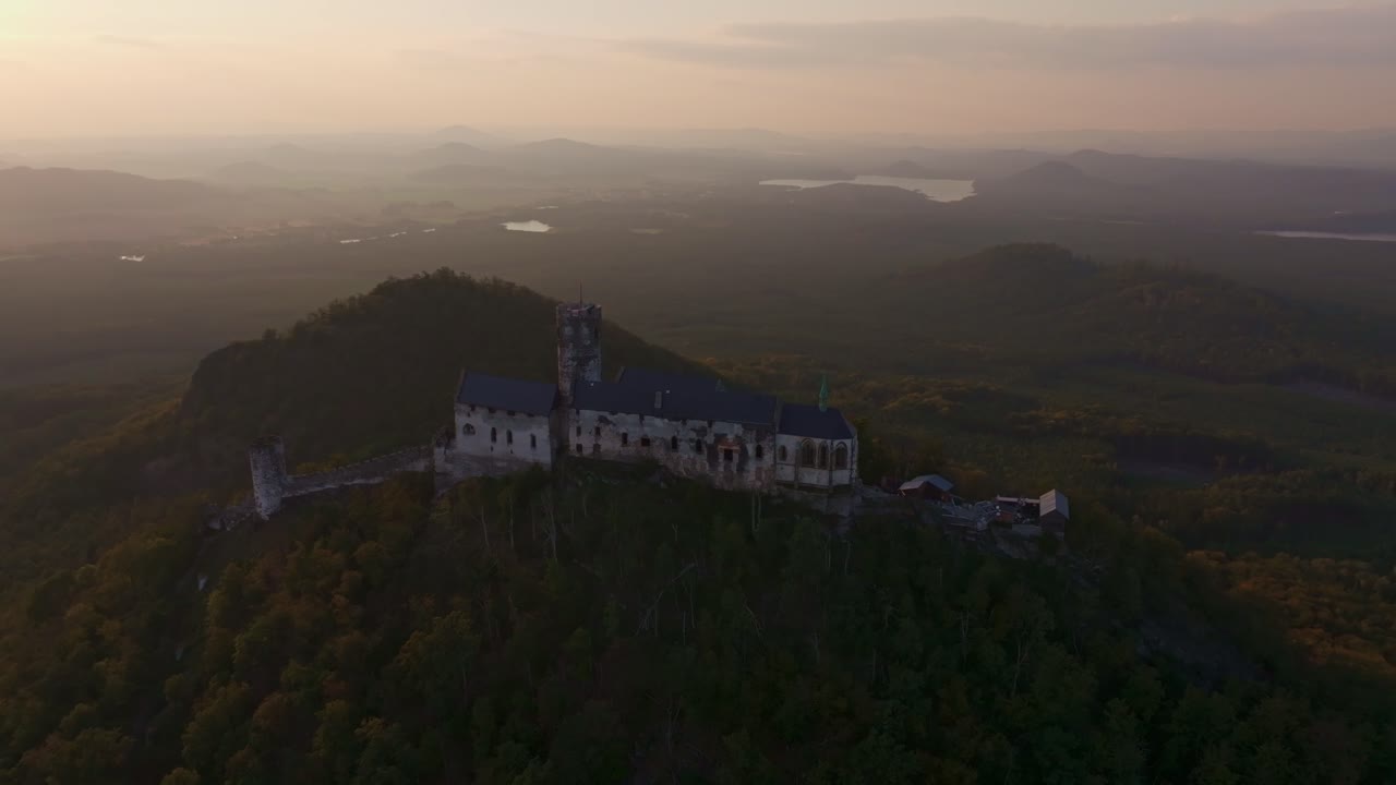 Vue aérienne de la forteresse de Bezdez perchée sur une crête montagneuse, Tchéquie