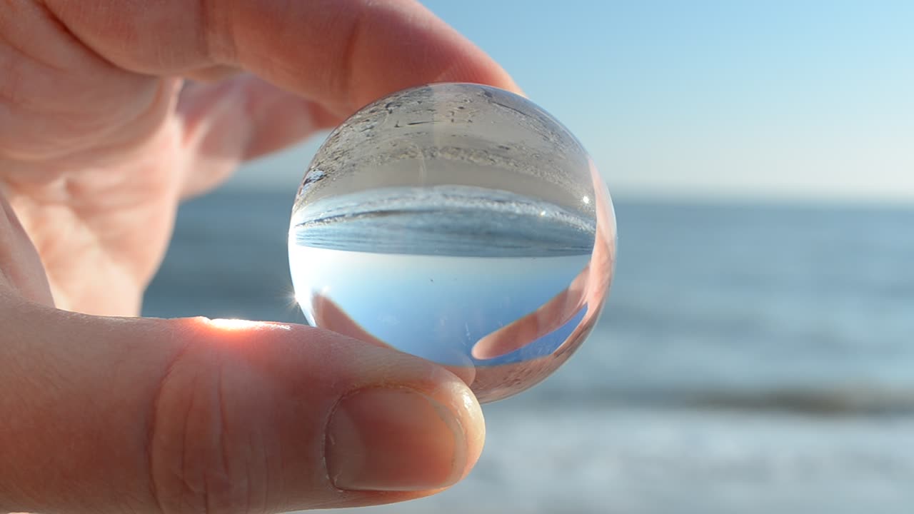 Optagelse gennem en krystalkugle. Optagelse på stranden