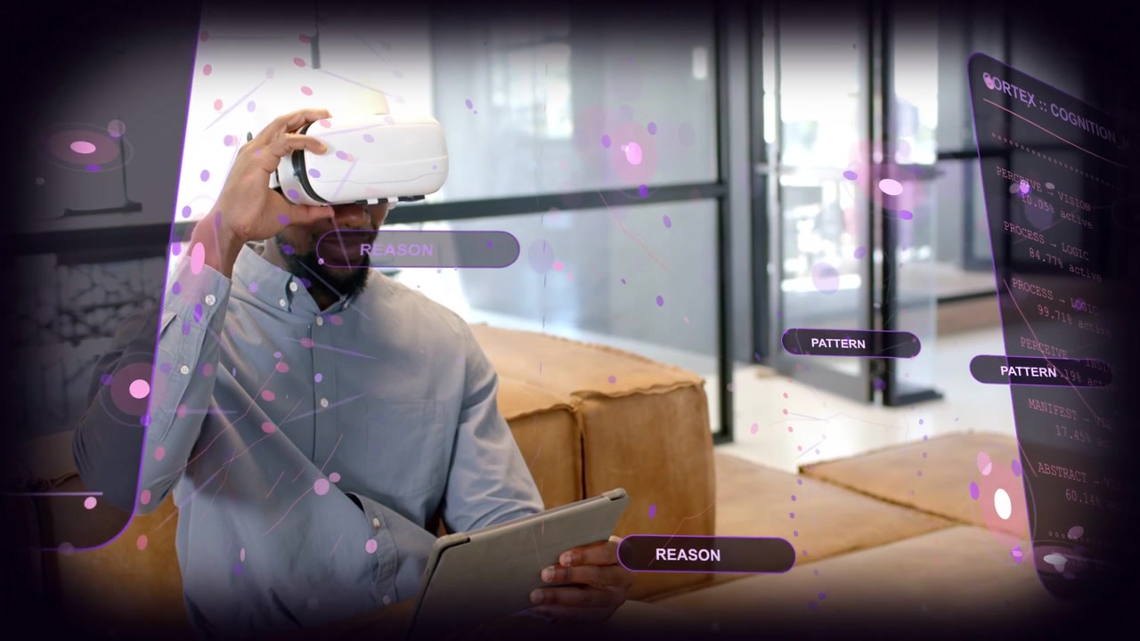 Mand på beige sofa trykker på tablet, sænker VR-headset, analyserer PATTERN og REASON teknologipaneler