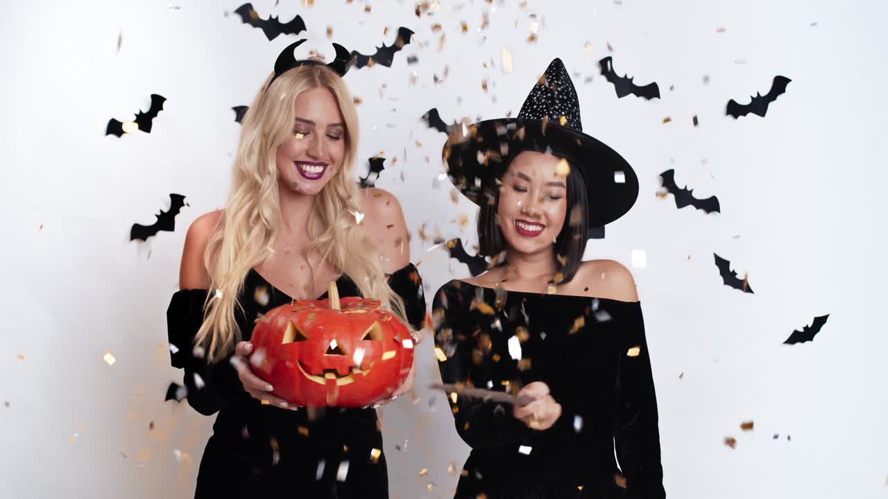 Dwie wiedźmy świętujące Halloween