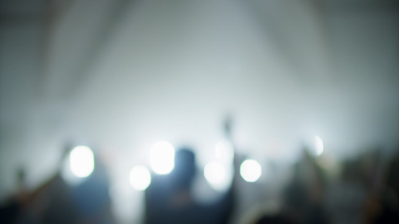 라이브 음악 콘서트 쇼 행사에서 손을 들어 올린 흐릿한 사람들