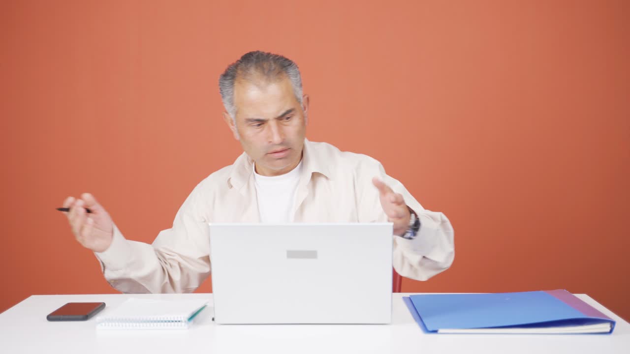 el hombre está en pánico.